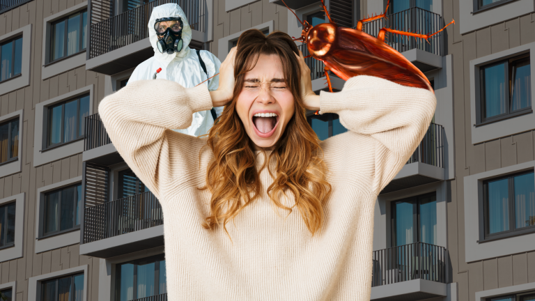 Donna esasperata urla con le mani tra i capelli davanti a un condominio infestato, mentre un enorme scarafaggio e un operatore in tuta anti-disinfestazione emergono sullo sfondo.